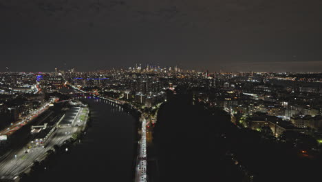 Nyc-Nueva-York-Antena-V270-Drone-Sobrevuelo-Sobre-El-Río-Harlem-Capturando-El-Tráfico-Ribereño-Y-El-Paisaje-Urbano-Nocturno-De-Washington-Heights-Upper-Manhattan-Y-Highbridge-Bronx---Filmado-Con-Inspire-3-8k---Septiembre-De-2023