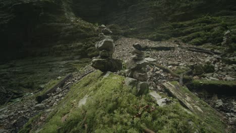 Umlaufbahnaufnahme-Der-Schönen-Felsformation-In-Ländlicher-Szene