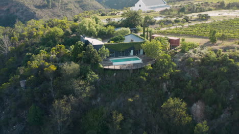 Vacation-Villa-On-Cliff-With-Swimming-Pool-Near-Vineyards-In-Plettenberg-Bay,-South-Africa