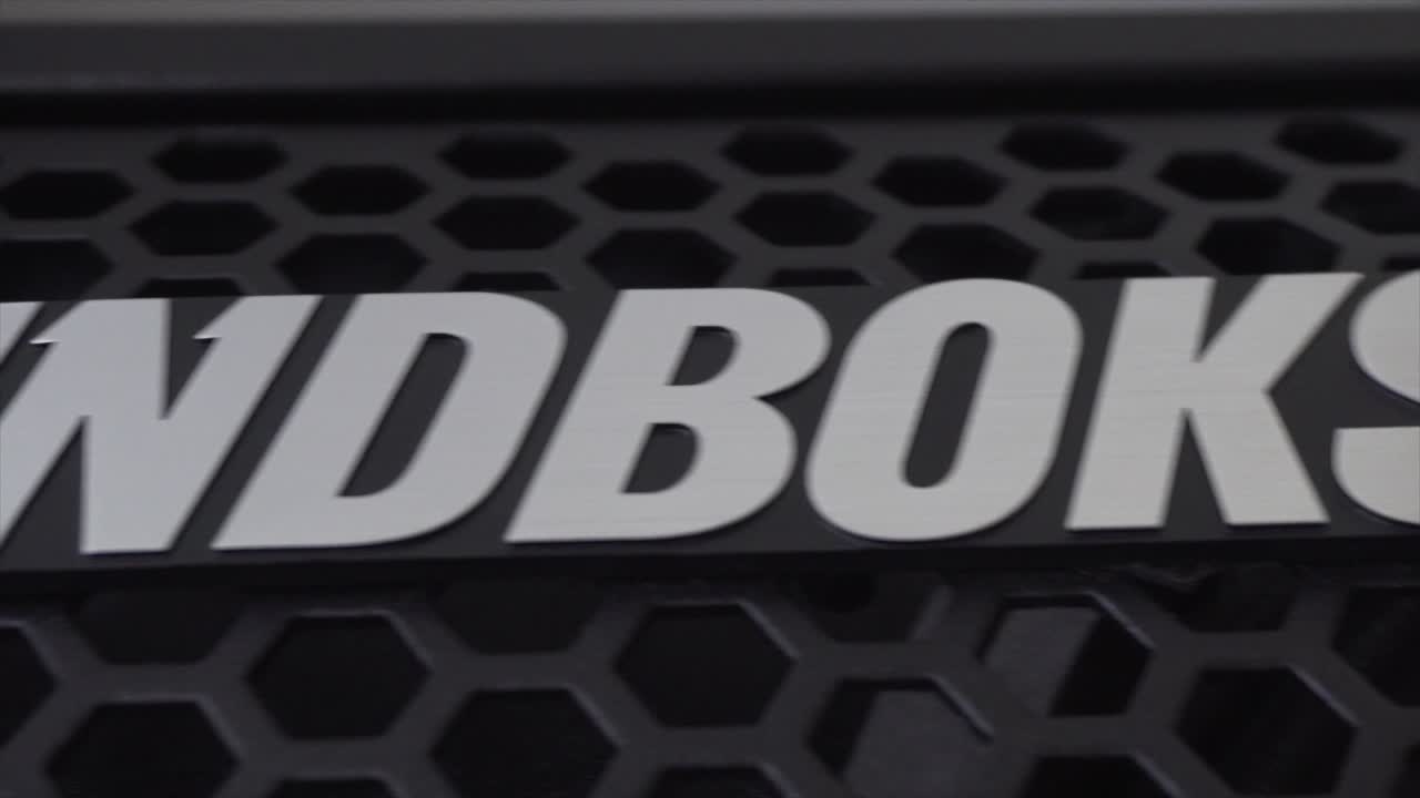 Slow pan from left to right over Soundboks logo
