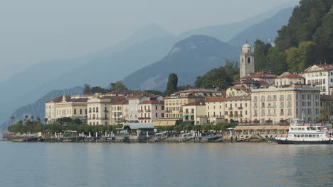 Vista-Estática-Sobre-Bellagio-En-Italia-Con-Un-Ferry-Esperando-A-Sus-Pasajeros