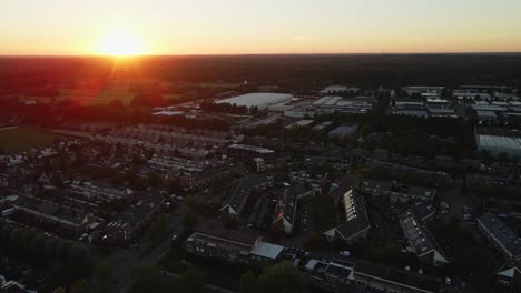 Antena-De-Un-Hermoso-Barrio-Suburbano-Al-Atardecer---Drone-Volando-Hacia-Atrás