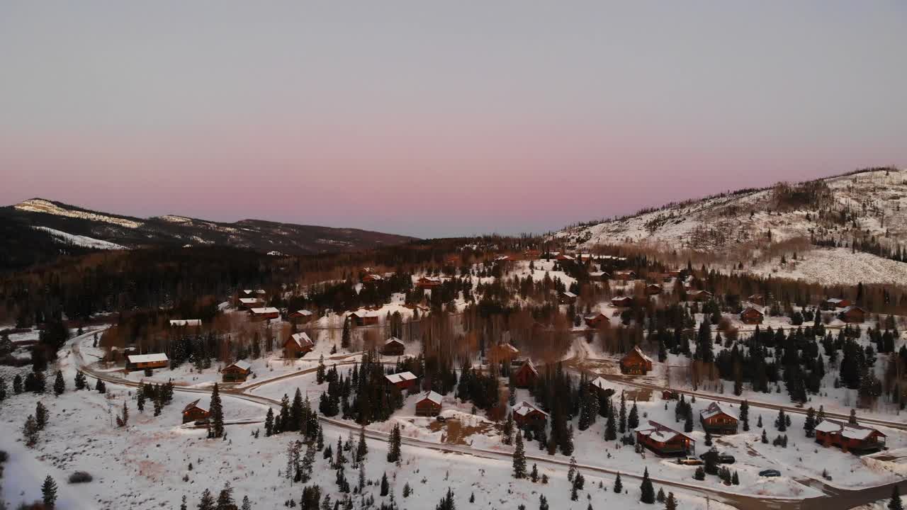 bajo vuelo aéreo lento sobre el granby cubierto de nieve, colorado america al atardecer