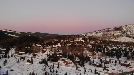 Bajo-Vuelo-Aéreo-Lento-Sobre-El-Granby-Cubierto-De-Nieve,-Colorado-America-Al-Atardecer