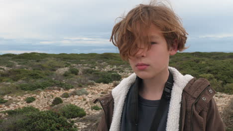 Retrato-De-Niño-Sobre-La-Naturaleza-Y-El-Fondo-Del-Cielo