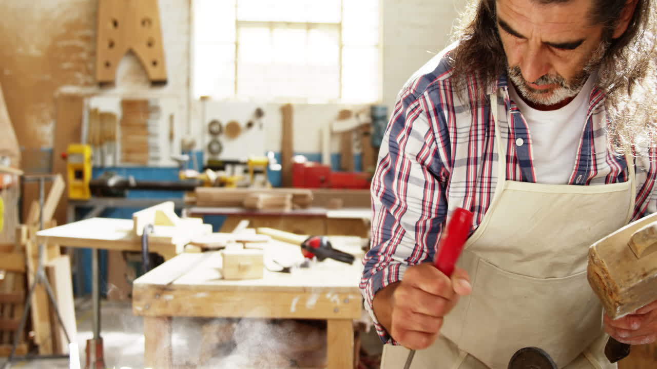 carpintero con martillo y cincel