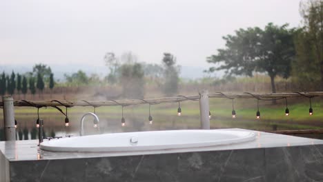 fuentes de agua bailan en un entorno al aire libre tranquilo