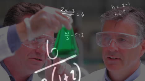 ecuaciones matemáticas flotando contra dos trabajadores de la salud masculinos de alto nivel que trabajan en el laboratorio