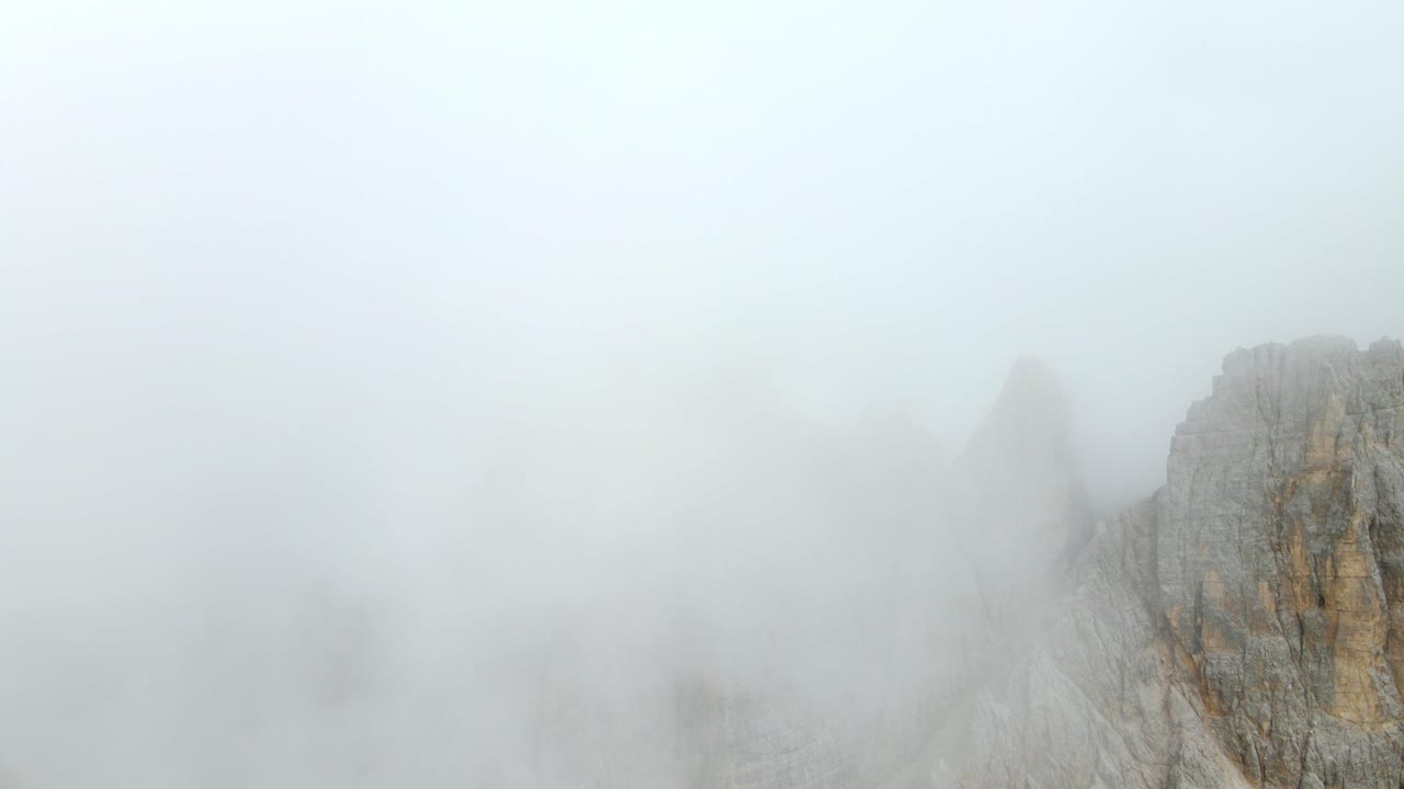 안개 낀 날 이탈리아 백운석 산맥의 공중 전망