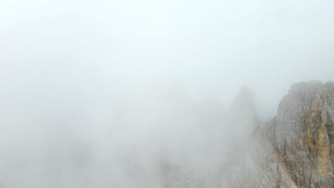 意大利多洛米特山脈的空中景色, 在一個霧<unk>的日子