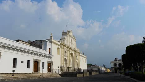 Die-Pracht-Der-Kathedrale-Von-Antigua-Guatemala-In-Einem-Faszinierenden-Zeitraffer,-Der-Ihre-Architektonische-Schönheit-Vor-Wechselnden-Himmeln-Zur-Schau-Stellt