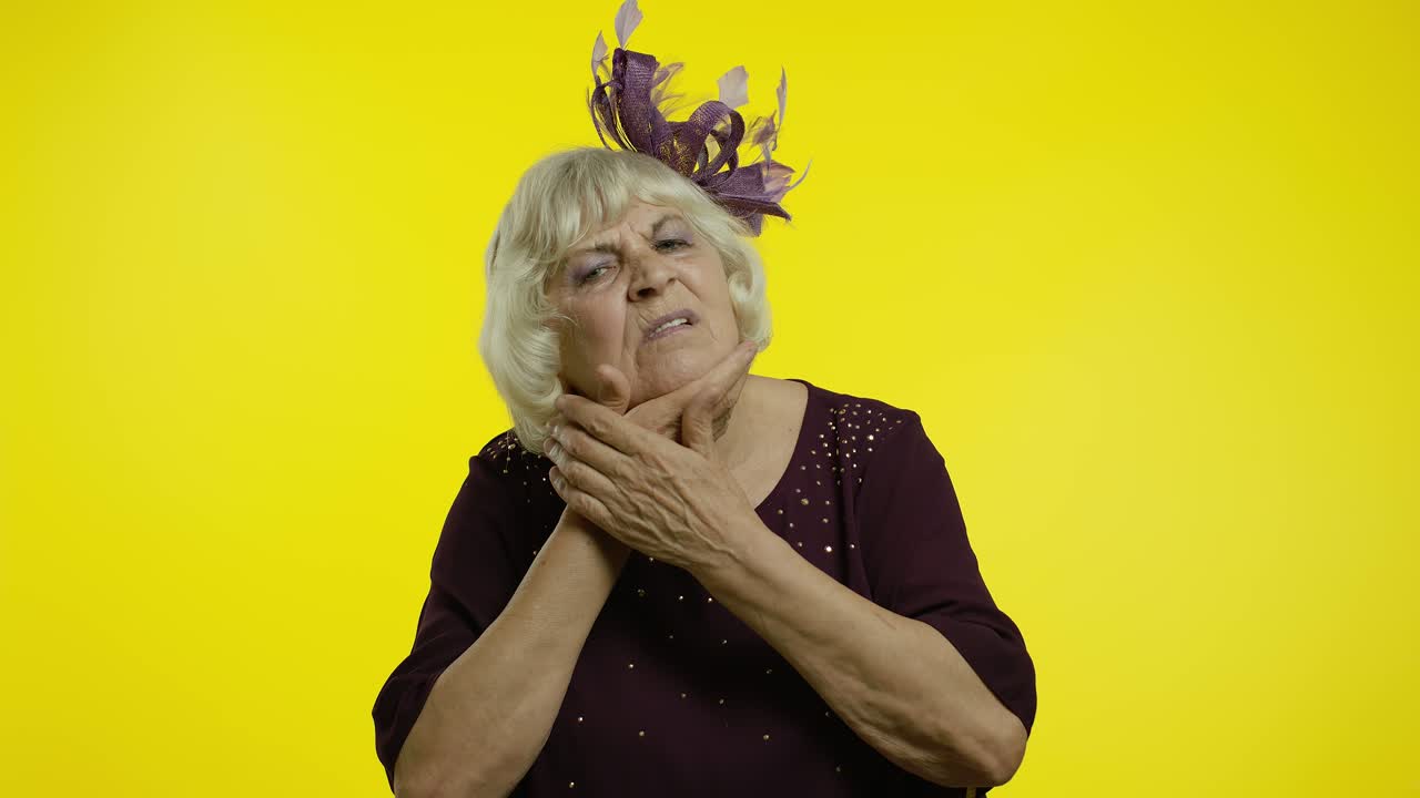 치아 문제: 건강하지 않은 은 여자가 이 아프고, 끔찍한 치아 통증, 끔직한 통증을 겪고 있습니다.