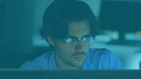 animación de iconos de medios y flechas sobre hombre de negocios en el escritorio usando computadora
