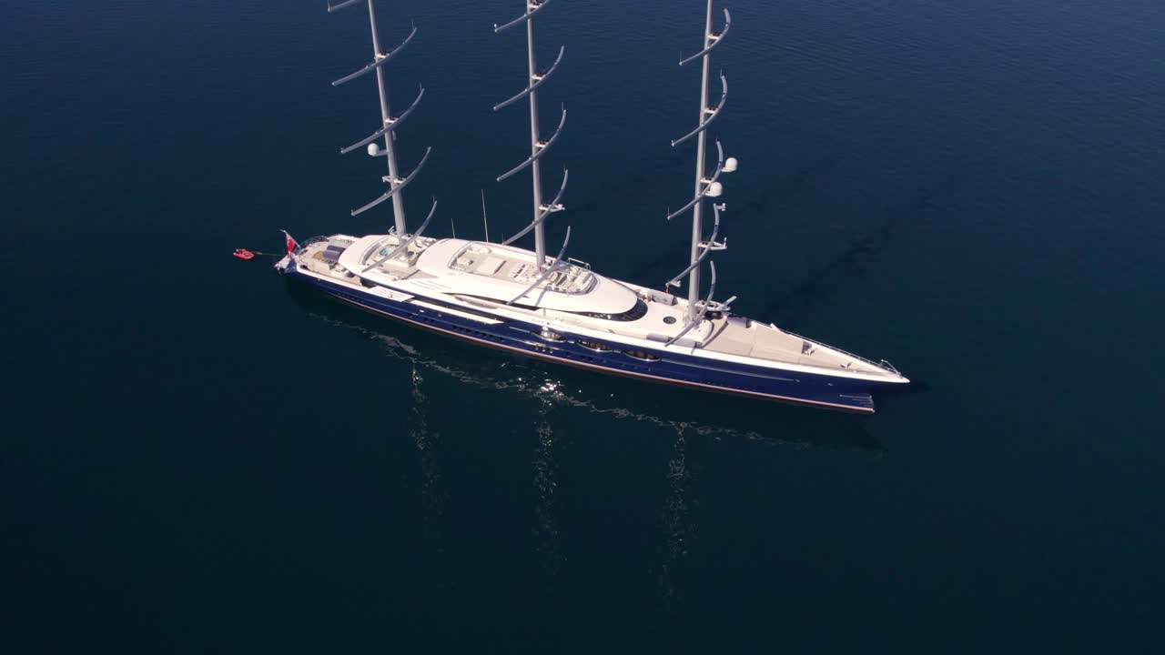 Veduta aerea del mega yacht Black Pearl nella Baia di Cattaro, Montenegro