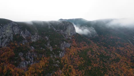 Antena-De-Nubes-Y-Niebla-Sobre-La-Cima-De-Un-Acantilado-De-Montaña-Durante-La-Temporada-De-Otoño