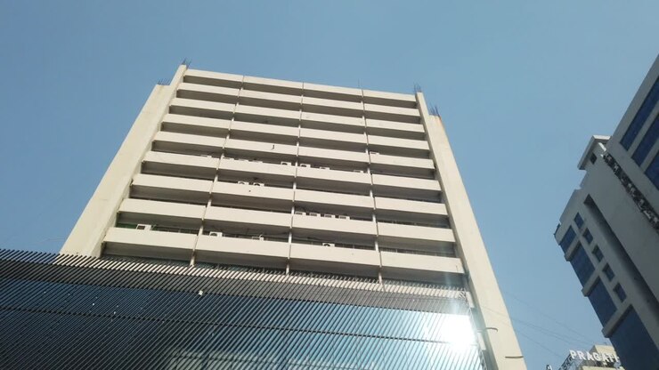 vista de ângulo baixo de edifícios residenciais e financeiros da cidade de dhaka em um dia ensolarado