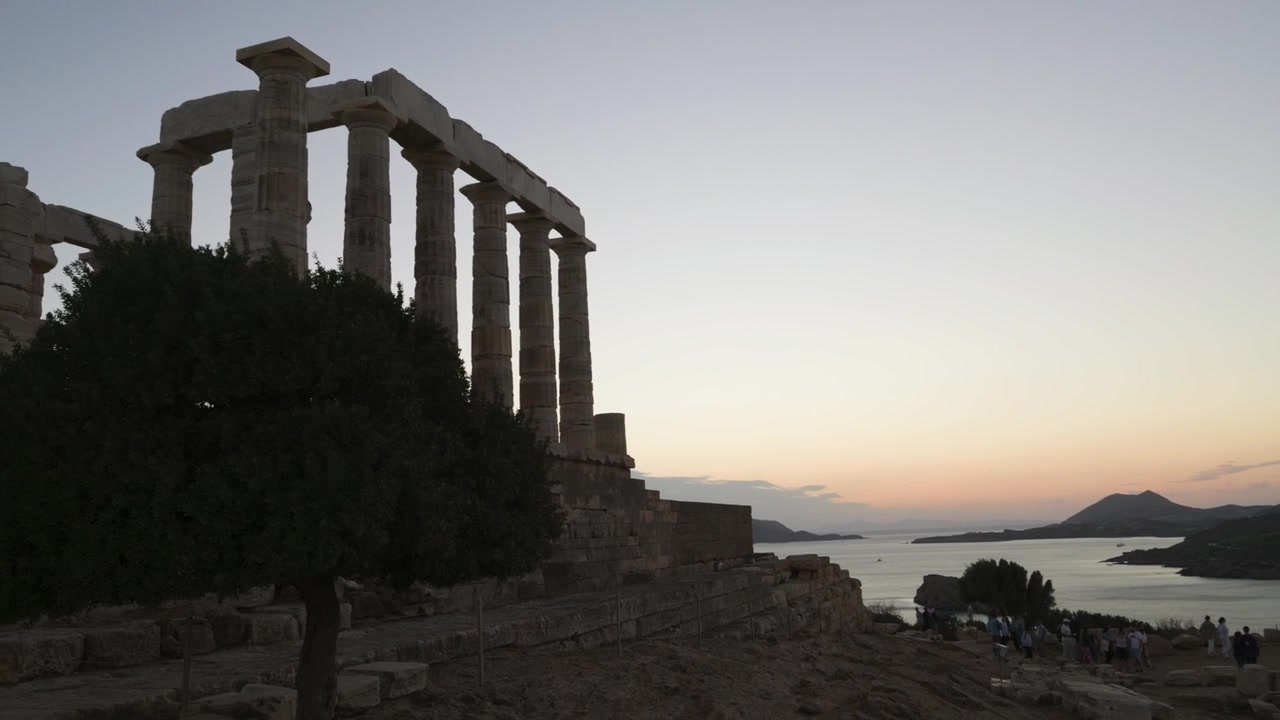 Ripresa panoramica di persone che si godono il tramonto al Tempio di Atena Sounias.