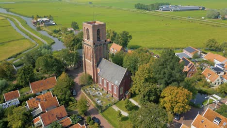 Orbita-Alrededor-De-La-Famosa-Iglesia-Del-Pueblo-Holandés-De-Ransdorp-Sin-Chapitel