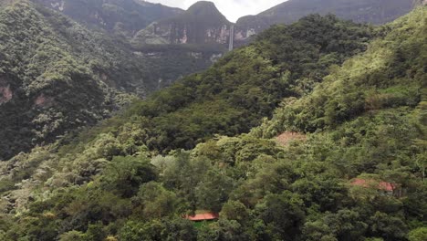 Drohnenaufnahme-Der-Gocta-Wasserfälle-Im-Amazonasgebiet-Von-Peru-Aus-Großer-Entfernung-Beim-Flug-Auf-Die-Wasserfälle