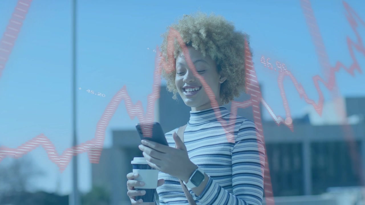 Donna all'esterno che tocca lo smartphone, monitorando le azioni e avviando un grafico rosa che si espande sullo schermo del telefono.