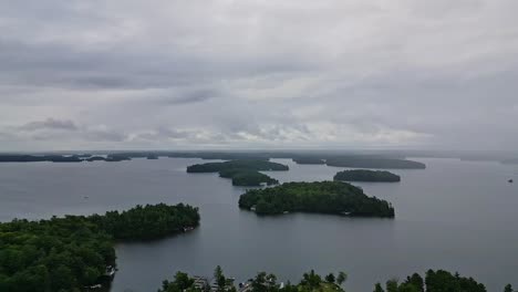 Cielo-Nublado-Sobre-El-Lago-Rosseau-Durante-El-Amanecer-En-Ontario,-Canadá