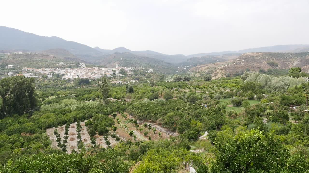 Restábal, un villaggio bianco nella valle di Lecrín, Granada, circondato da terreni agricoli e montagne