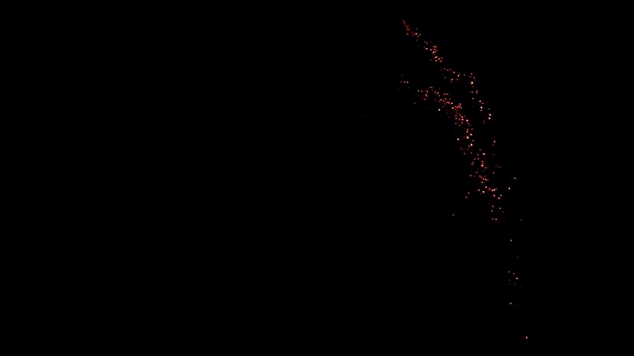 fuegos artificiales en cámara lenta en el cielo nocturno