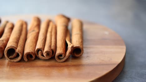 palitos de canela y polvo de canela sobre un fondo blanco