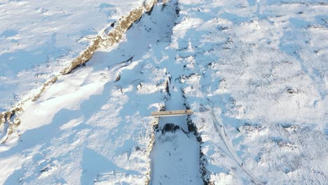 Paisaje-Nevado-En-El-Popular-Puente-Entre-Continentes-En-Islandia,-Antena