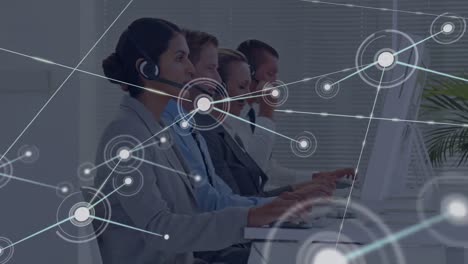 animazione della rete di connessioni su diversi colleghi che indossano cuffie telefoniche che lavorano in ufficio