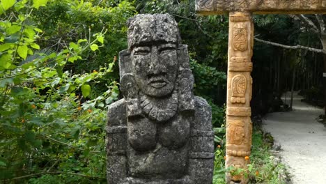 detail der skulptur im mayan bee sanctuary, cozumel, mexiko