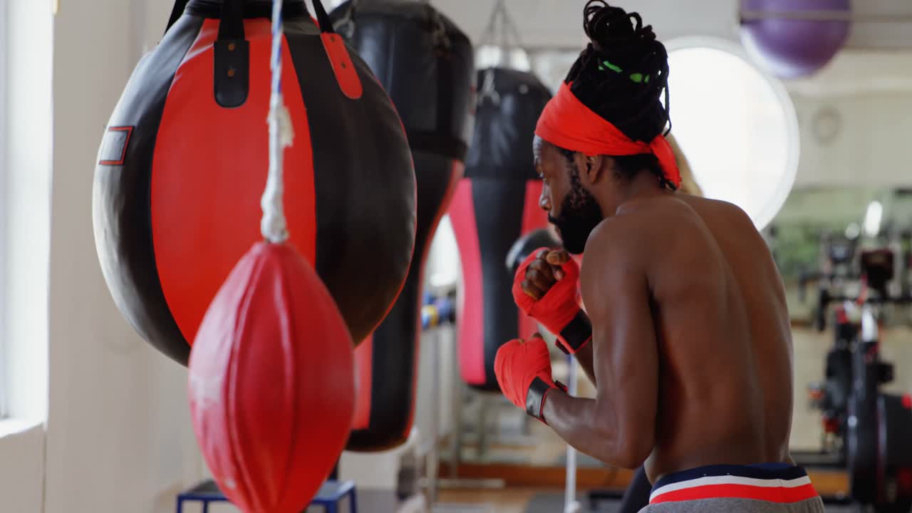 Pugile uomo e pugile donna che fanno boxe in palestra 4k