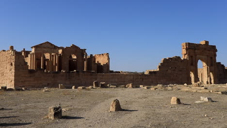 Goldene-Stunde-Sonnenlicht-Wirft-Schatten-Auf-Die-Antiken-Römischen-Ruinen-Von-Dougga-In-Tunesien,-Klarer-Blauer-Himmel