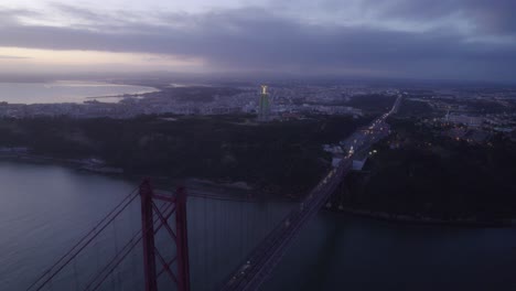 Toma-Panorámica-Lateral-Del-Famoso-Puente-Rojo-Ponte-25-De-Abril,-Aéreo