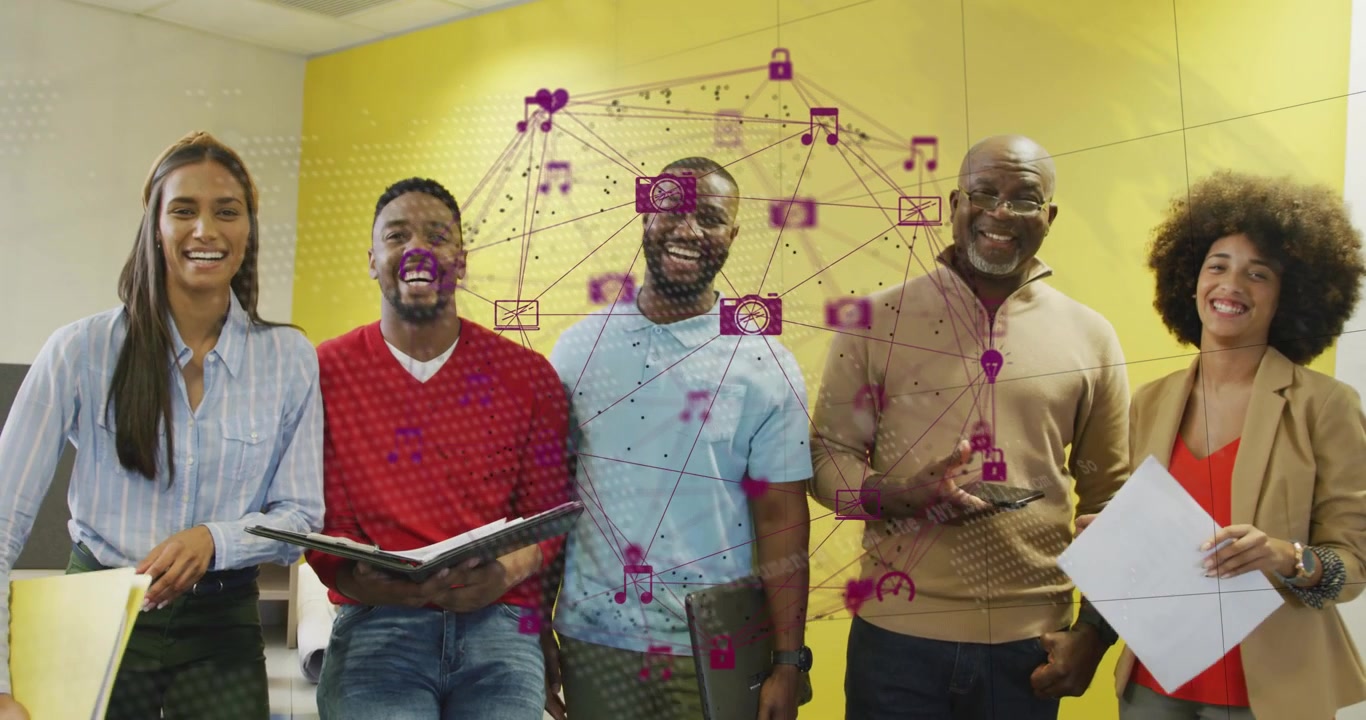 Tim menyelaraskan bisnis, seorang senior mengetuk ponsel mengaktifkan laptop, meninjau map dengan jaringan magenta.
