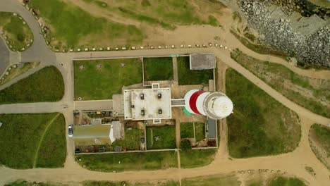 vista aérea de ojo de pájaro de portland bill sobre el hito del faro de dorset a rayas