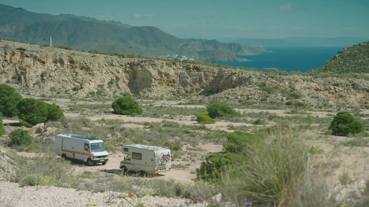 Cambio de enfoque a dos autocaravanas antiguas aparcadas en Cabo de Gata, España.