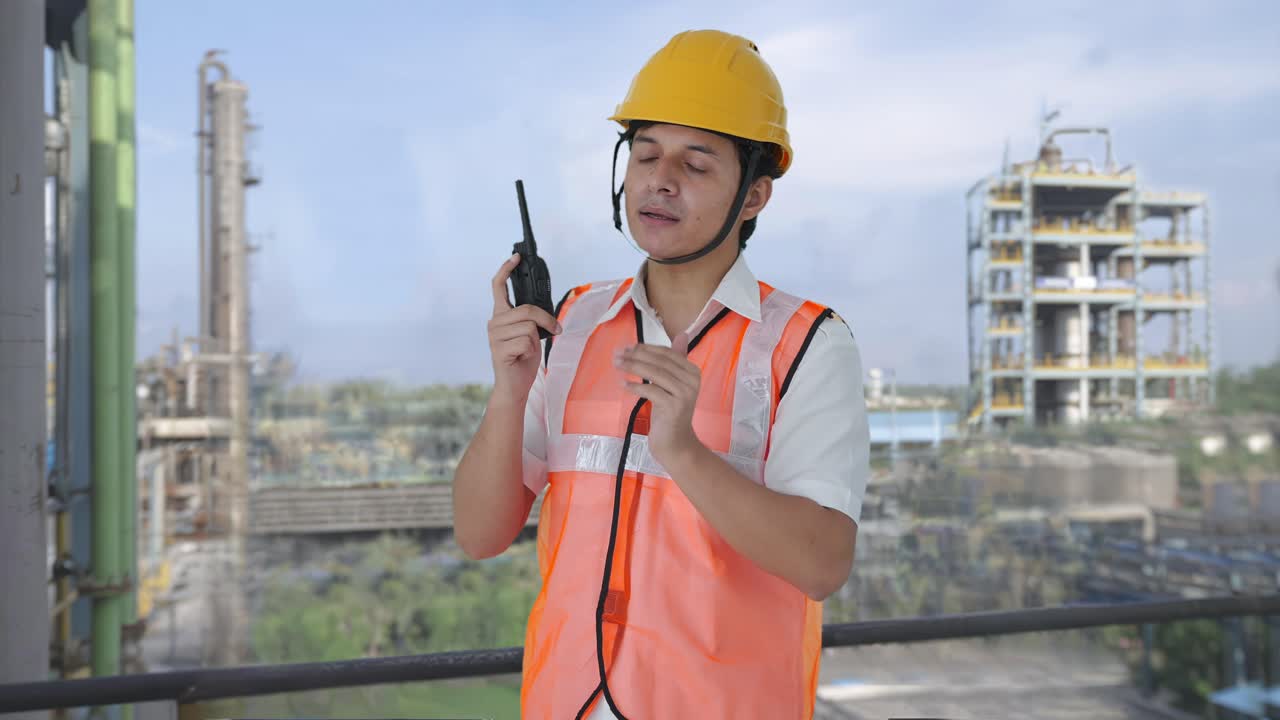 Arquitecto indio dando instrucciones por walkie-talkie