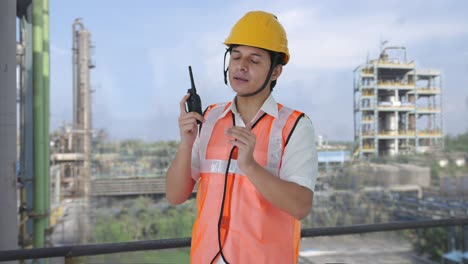 Arquitecto-Indio-Dando-Instrucciones-Sobre-Walkie-Talkie