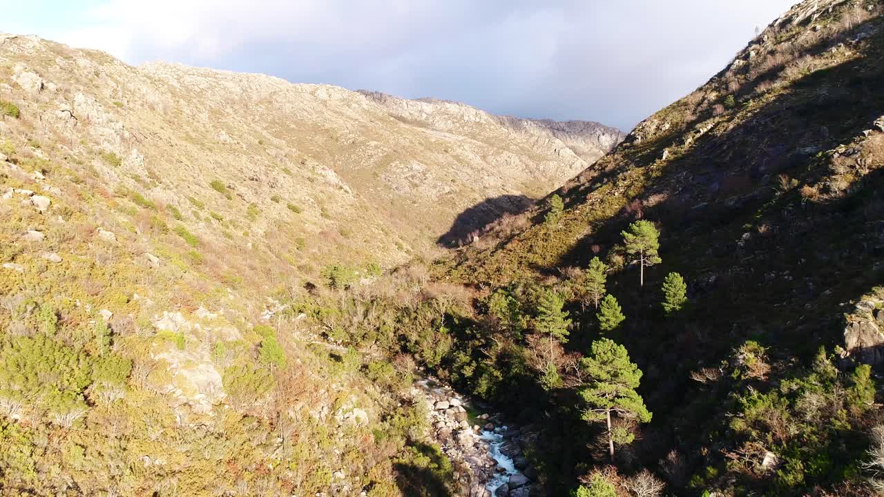 Uma cachoeira tropical em um cânion de montanha