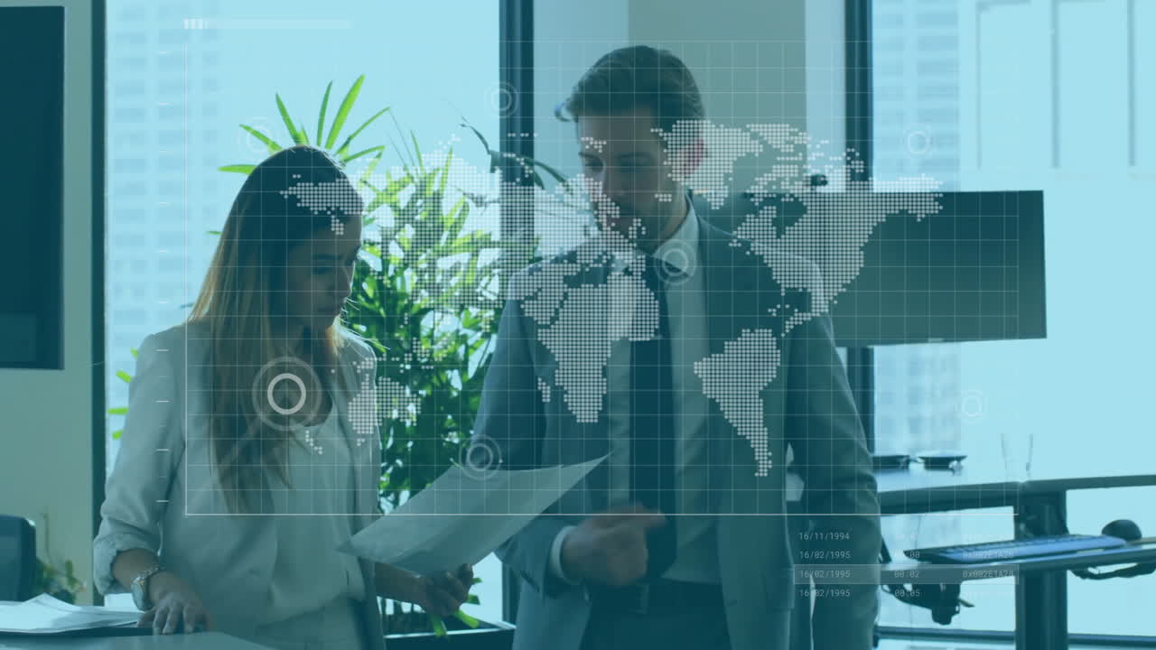 animación del procesamiento de datos financieros sobre diversas personas de negocios en la oficina