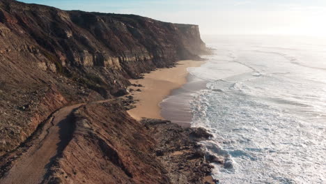 Vuelo-Cinematográfico-De-Drones-A-Lo-Largo-De-La-Costa-De-Portugal-Con-Acantilados-Rocosos-Y-Olas-Espumosas-Del-Océano-Al-Atardecer