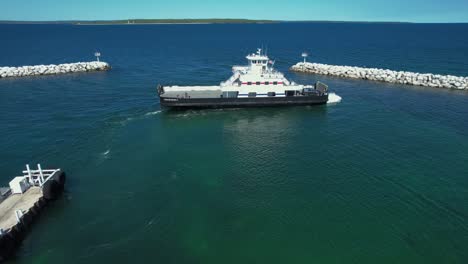 the washington island car ferry leaves the pier