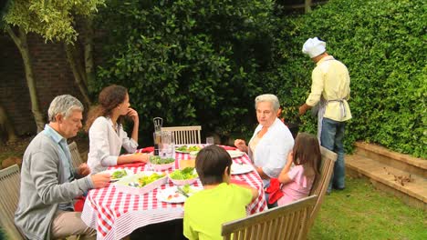 Tres-Generaciones-De-Una-Familia-Haciendo-Una-Barbacoa