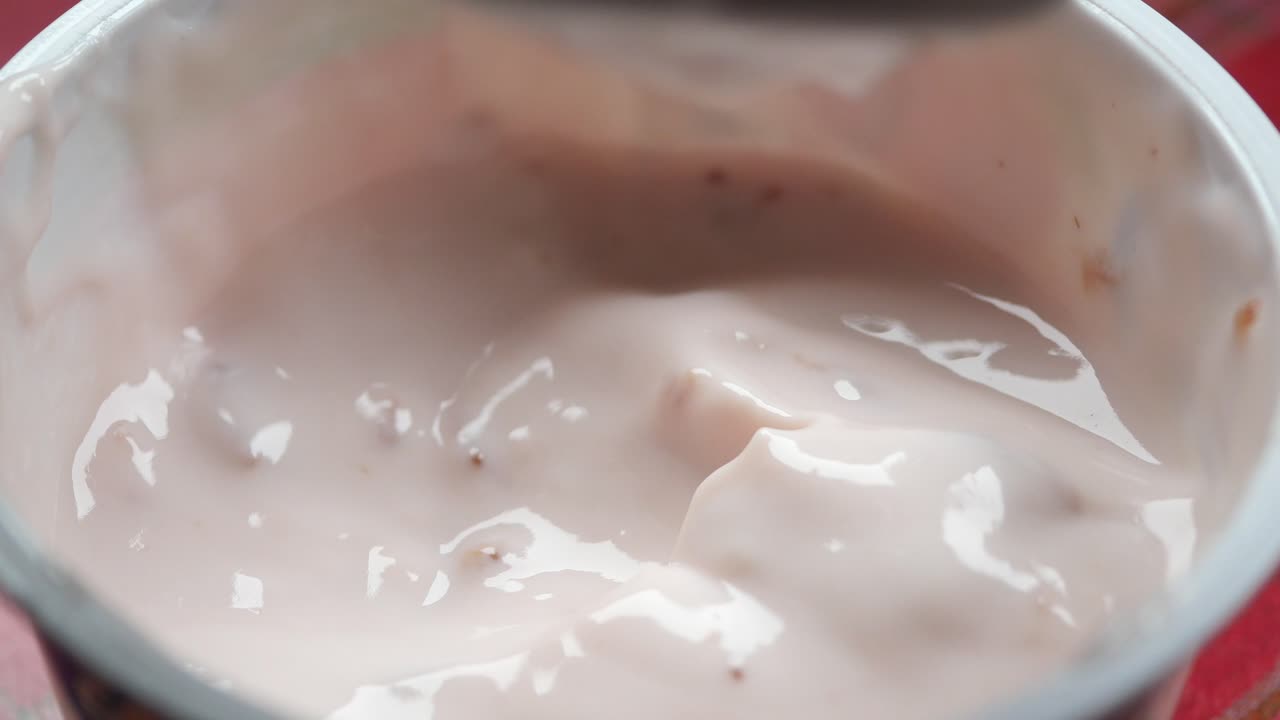 크리미한 딸기 요구르트의 클로즈업