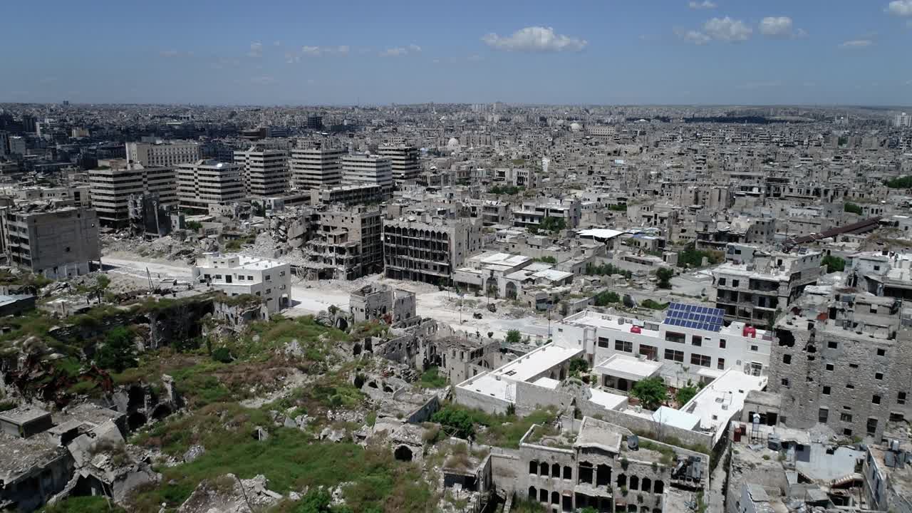 alepo bajo la luz del sol. podemos ver la ciudad siria en todo el horizonte 4k