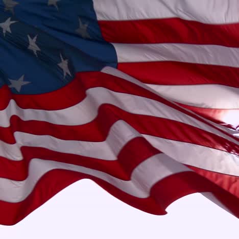 Eine-Amerikanische-Flagge-Weht-In-Zeitlupe-Mit-Der-Sonne-Hinter-1