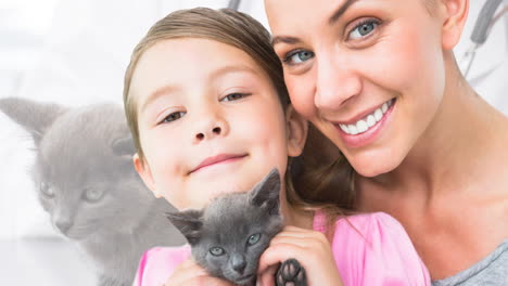 animación de una madre y una hija caucásicas felices con un gato sobre una veterinaria caucásica vacunando a un gato