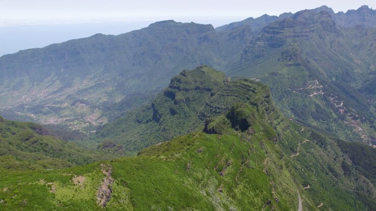 Veduta aerea di una strada di montagna tortuosa attraverso colline verdi a Bica da Cana.