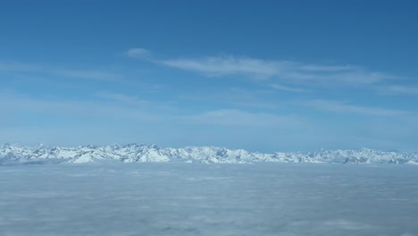 喷气机驾驶<unk>对雪覆盖的意大利阿尔卑斯山的景色 飞向北方